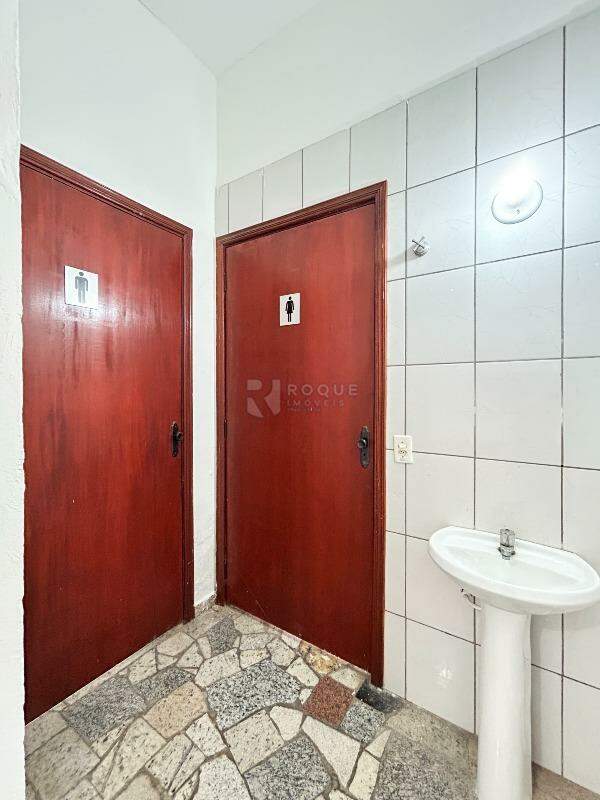 Salão para aluguel no bairro Jardim Residencial Regina Bastelli: Lavabo 