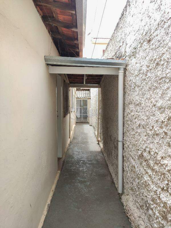 Casa Residencial para aluguel no bairro Jardim Nova Itália: Corredor de acesso 
