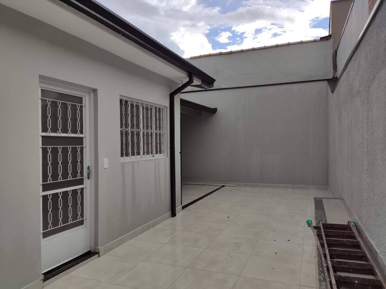 Casa Residencial para aluguel no bairro Jardim Nova Itália: Fundo 