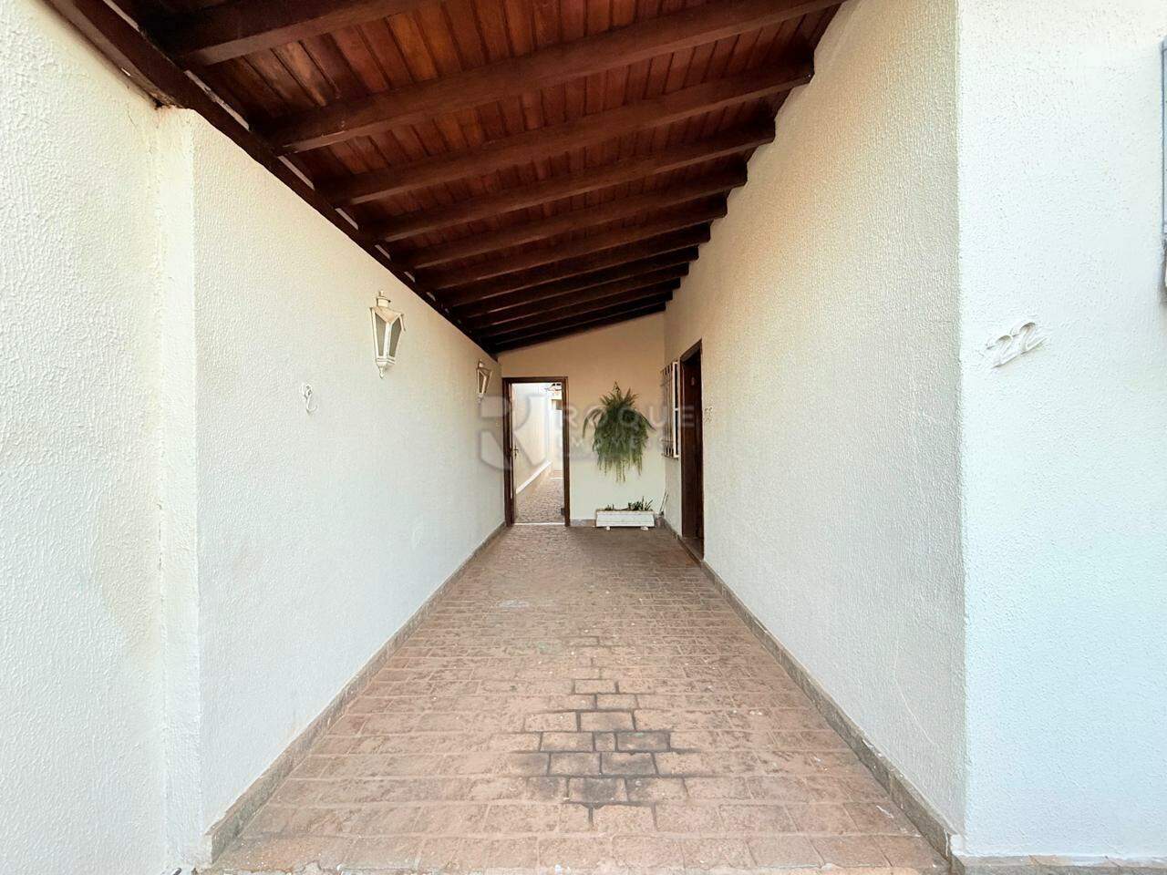 Casa Residencial para aluguel no bairro Vila São João: Garagem