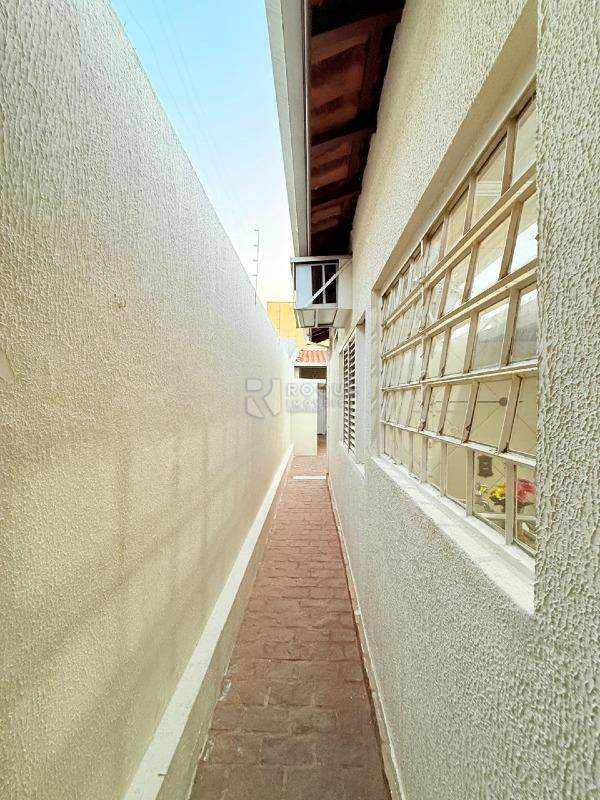 Casa Residencial para aluguel no bairro Vila São João: Corredor