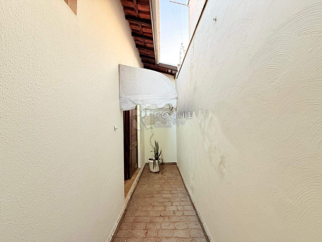Casa Residencial para aluguel no bairro Vila São João: Corredor