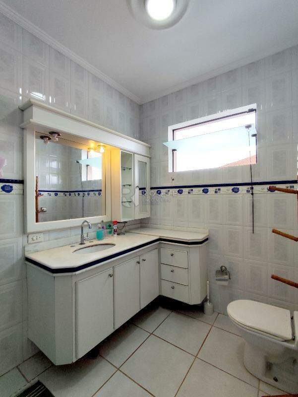 Casa em condomínio à venda no bairro Jardim Nossa Senhora do Amparo: BANHEIRO SOCIAL