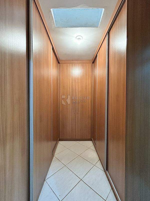 Casa Residencial para aluguel no bairro Jardim Lago Azul: Closet suíte