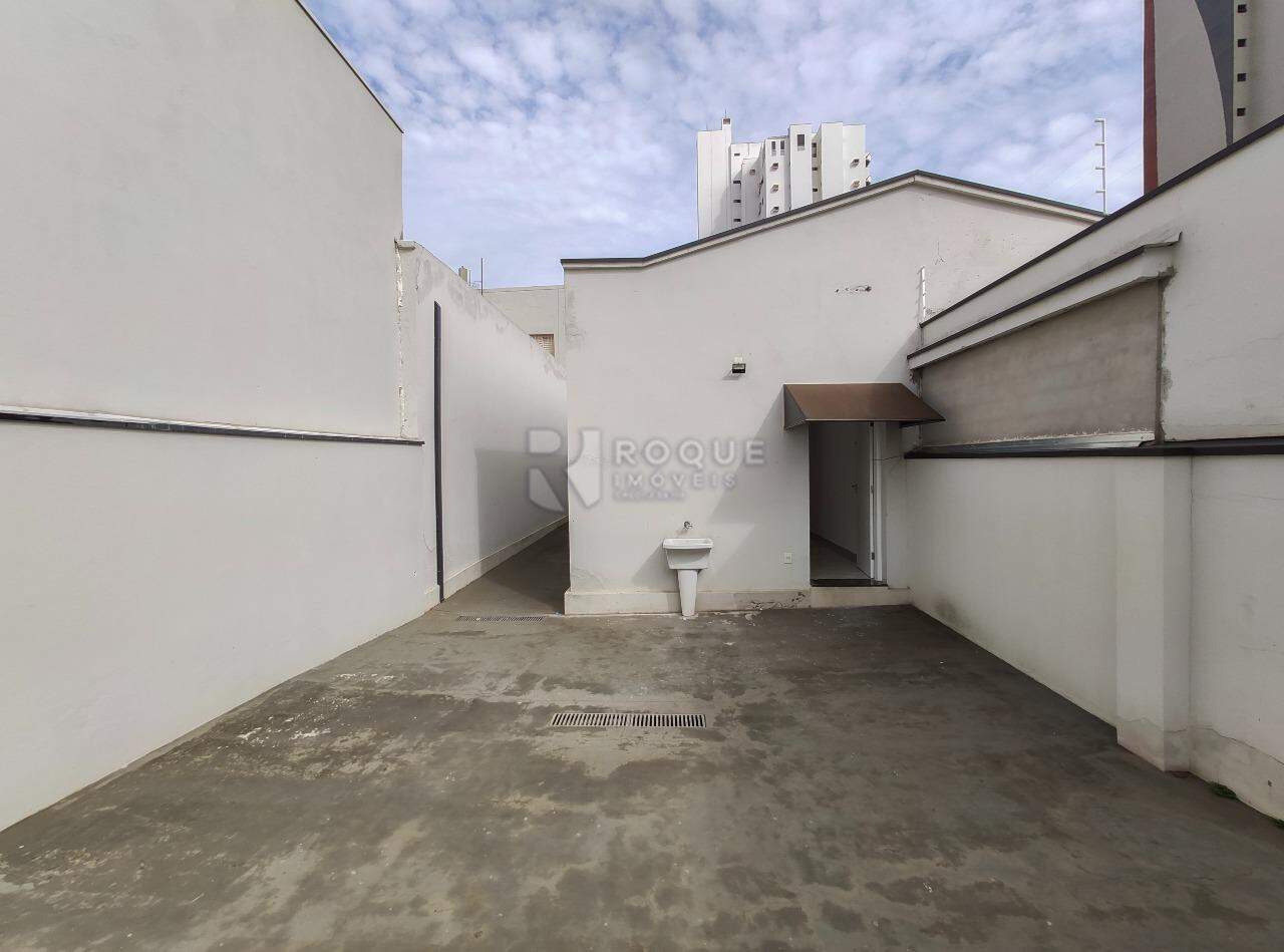 Casa Comercial para aluguel no bairro Centro: Área de serviço / externa