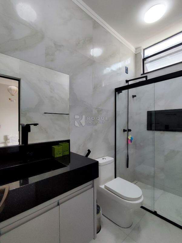 Casa em condomínio à venda no bairro Jardim Residencial Campo Novo: WC DA SUÍTE