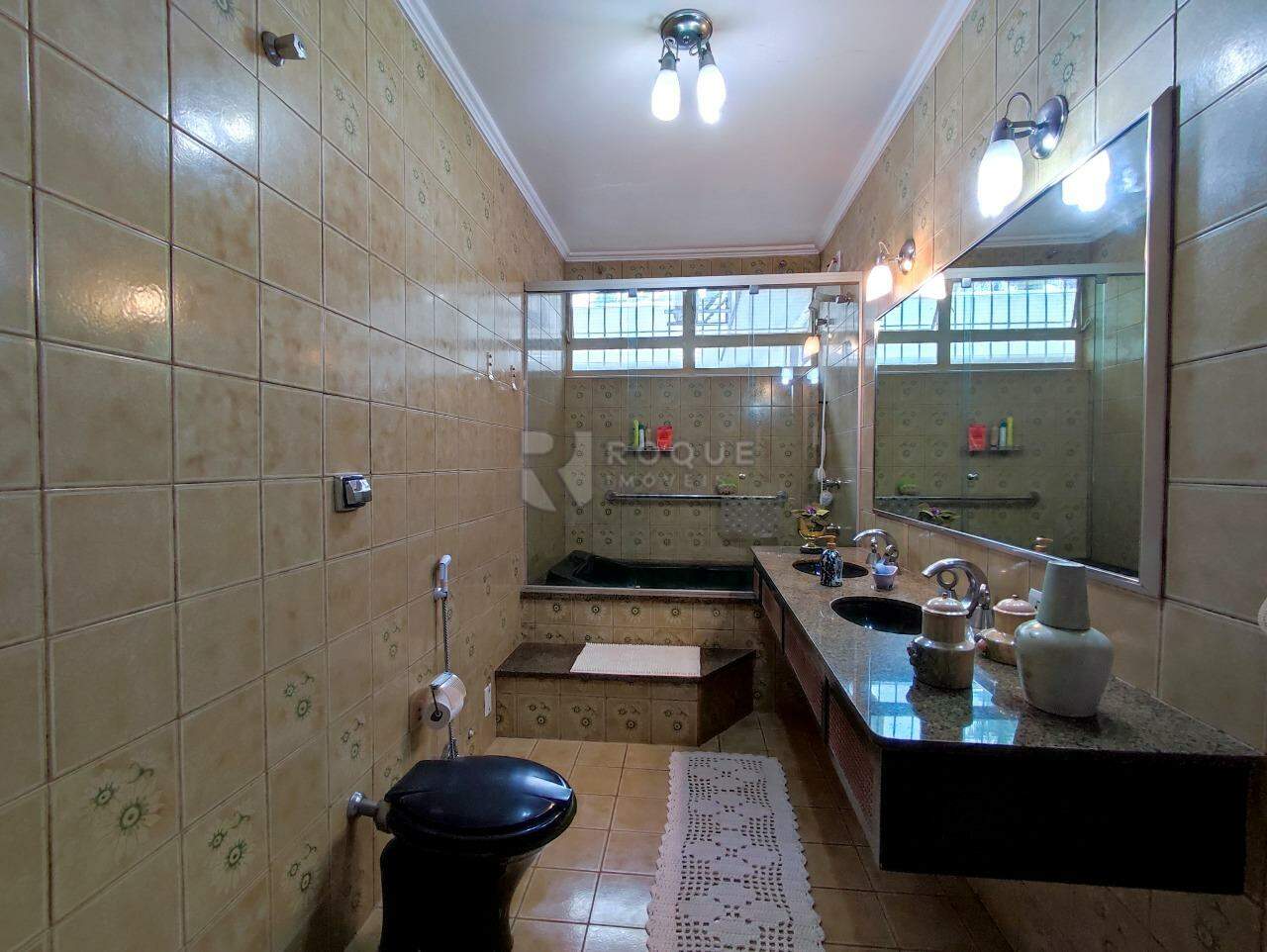 Casa em condomínio à venda no bairro Chácara Boa Vista da Graminha: BANHEIRO SUÍTE 1