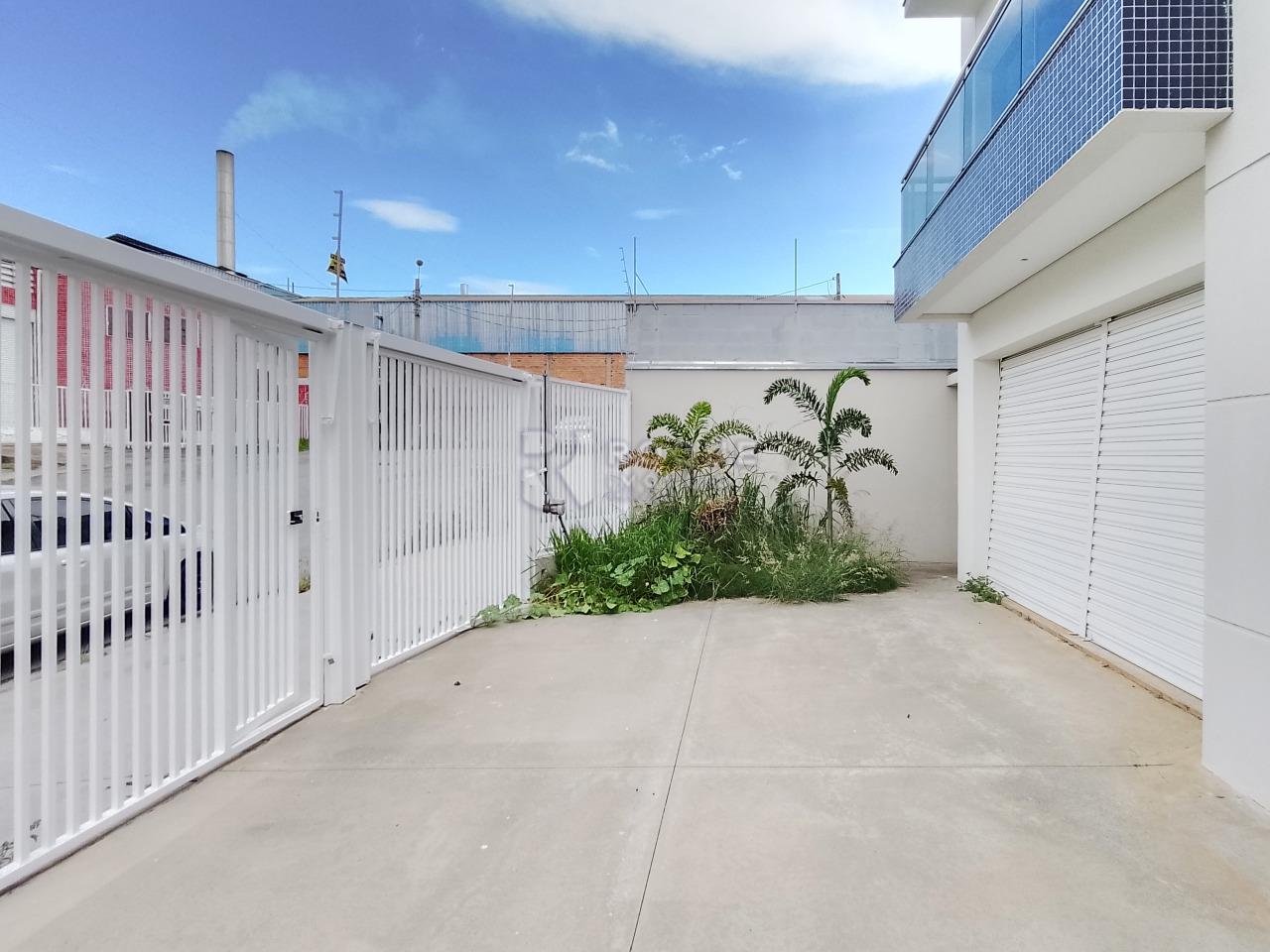 Salão para aluguel no bairro Jardim Porto Real IV: Garagem