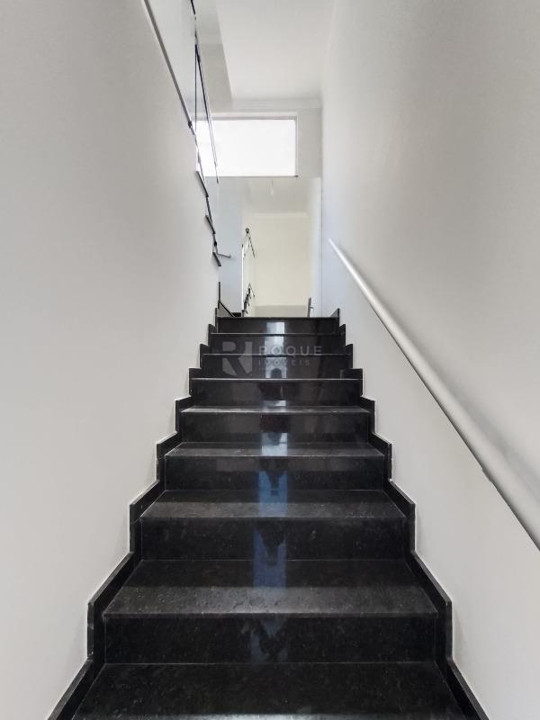 Salão para aluguel no bairro Jardim Porto Real IV: Escada de acesso superior
