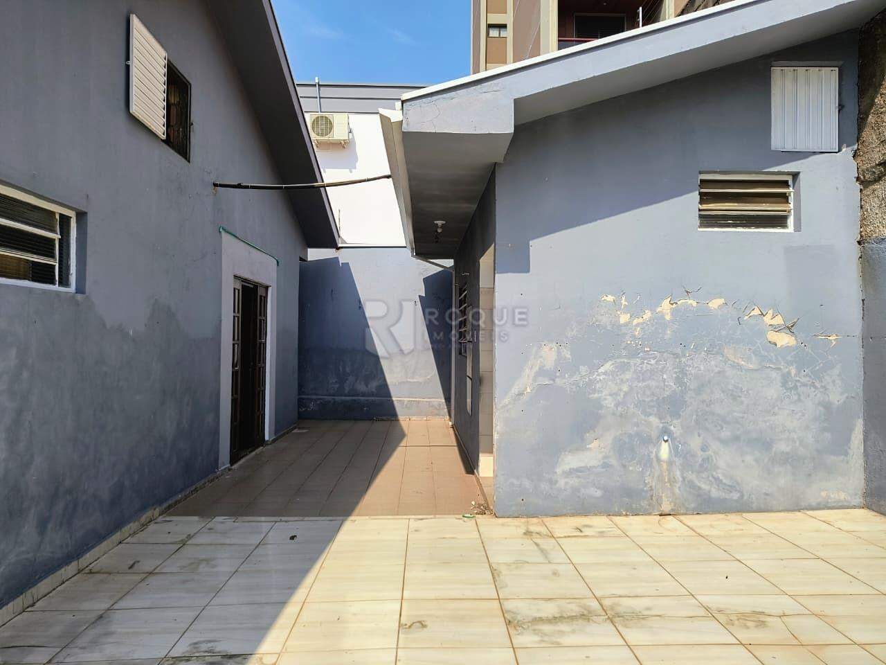 Casa Residencial para aluguel no bairro Centro: Fundos
