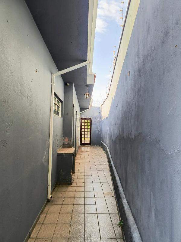 Casa Residencial para aluguel no bairro Centro: Corredor
