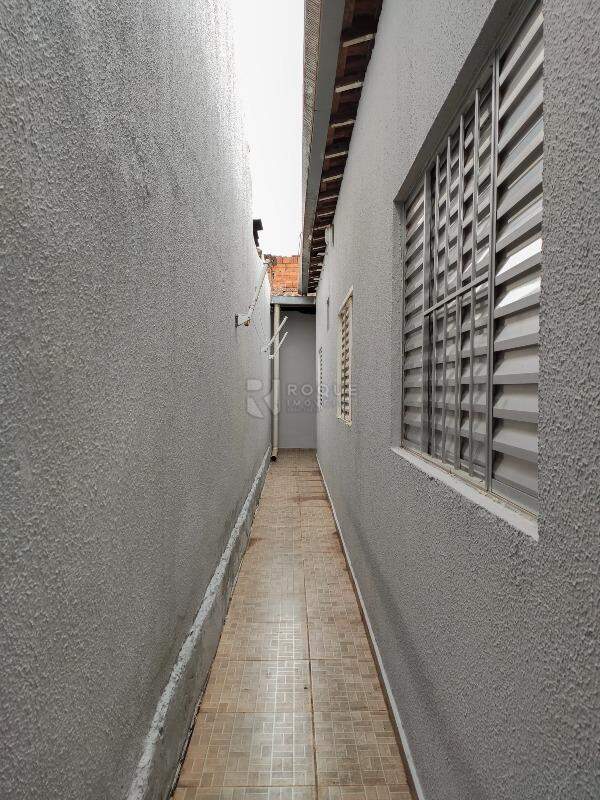 Casa Residencial para aluguel no bairro Parque Residencial Abílio Pedro: Corredor 