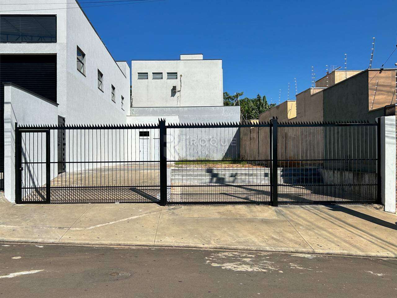 Barracão/Galpão para aluguel no bairro Jardim Cidade Universitária I: Fachada estacionamento 