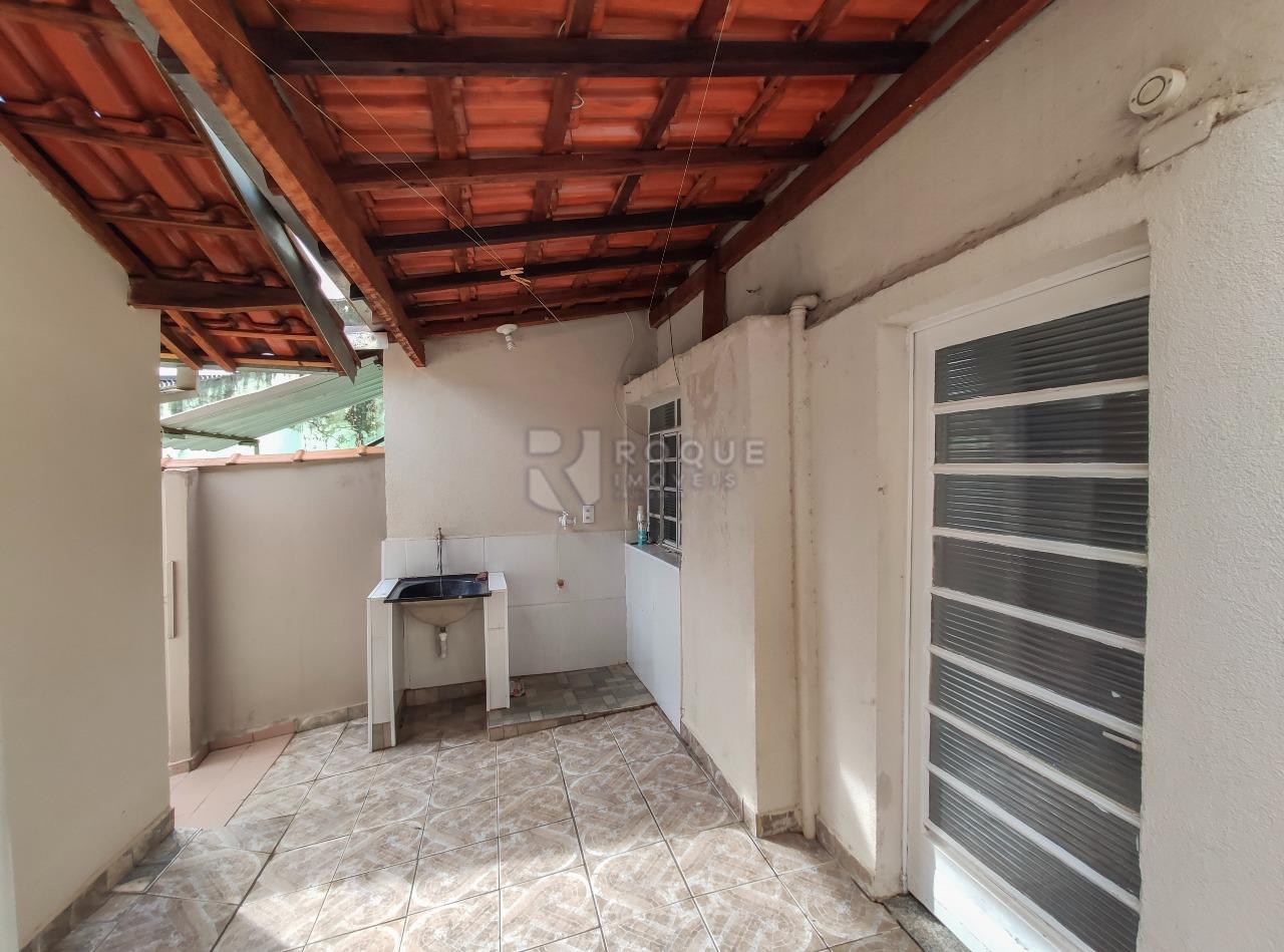 Casa Residencial para aluguel no bairro Jardim Cavinato: Área de serviço