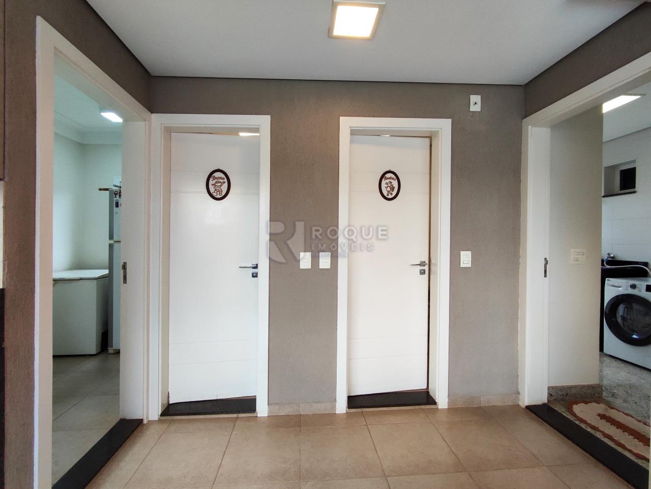 Casa em condomínio à venda no bairro Jardim Colinas de São João: BANHEIROS EXTERNOS