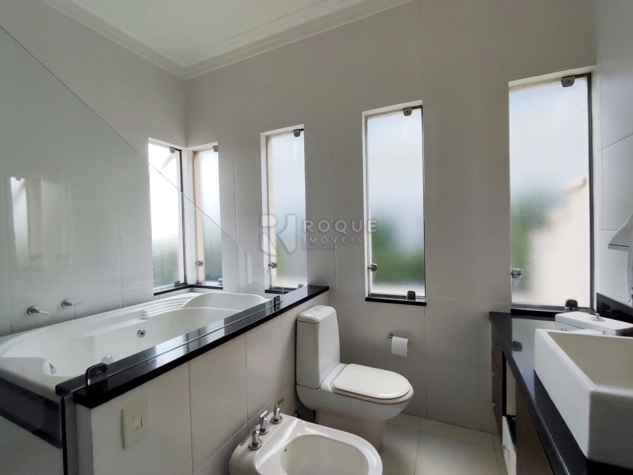 Casa em condomínio à venda no bairro Villa San Marino: BANHEIRO SUÍTE MASTER