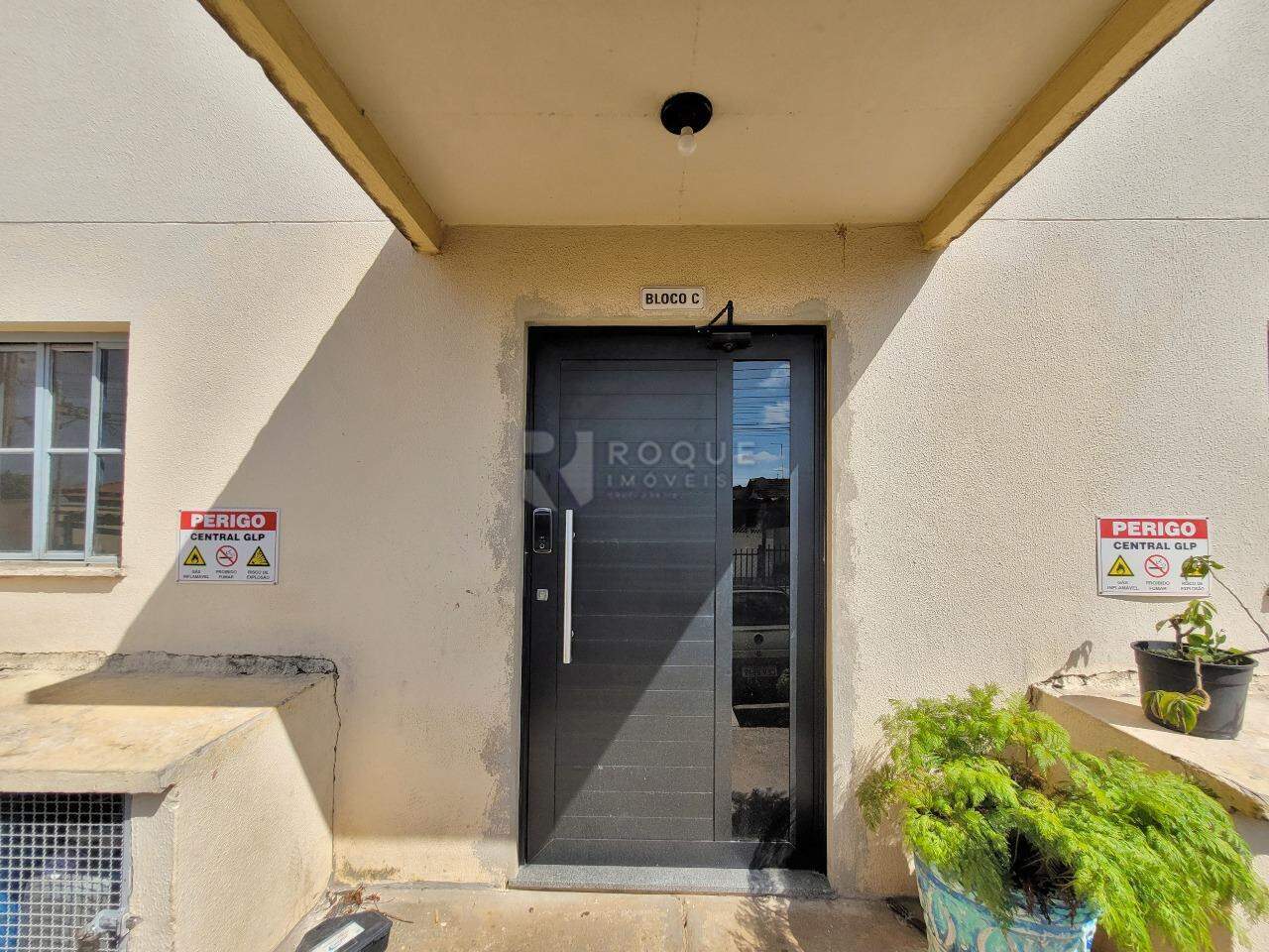 Apartamento para aluguel no bairro Parque Residencial Abílio Pedro: Entrada do bloco