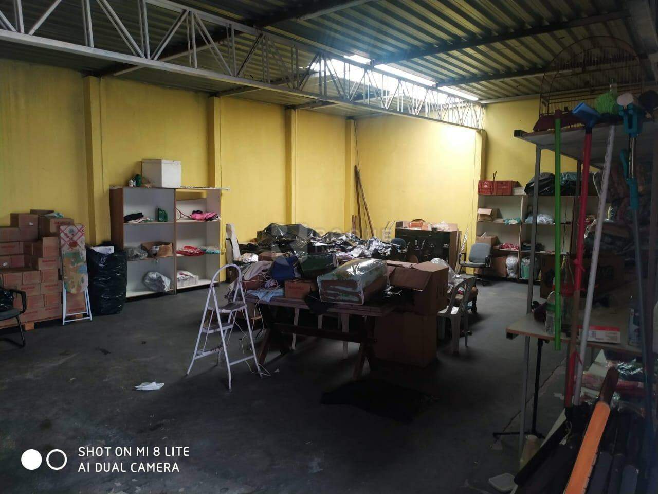 Casa Comercial para aluguel no bairro Vila Anita: Quintal