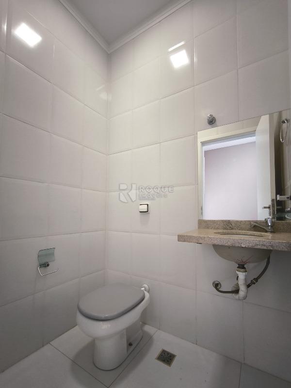 Casa em condomínio à venda no bairro Parque Residencial Roland: BANHEIRO SOCIAL EXTERNO