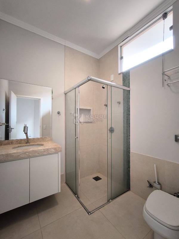 Casa em condomínio à venda no bairro Parque Residencial Roland: WC SUÍTE 1