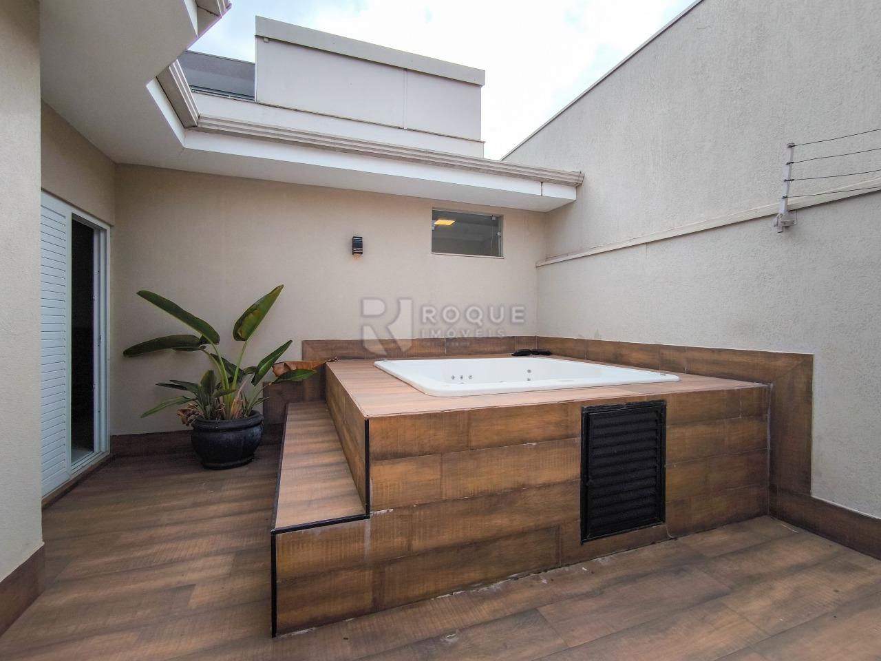 Casa em condomínio à venda no bairro Parque Residencial Roland: BANHEIRA HIDRO MASSAGEM