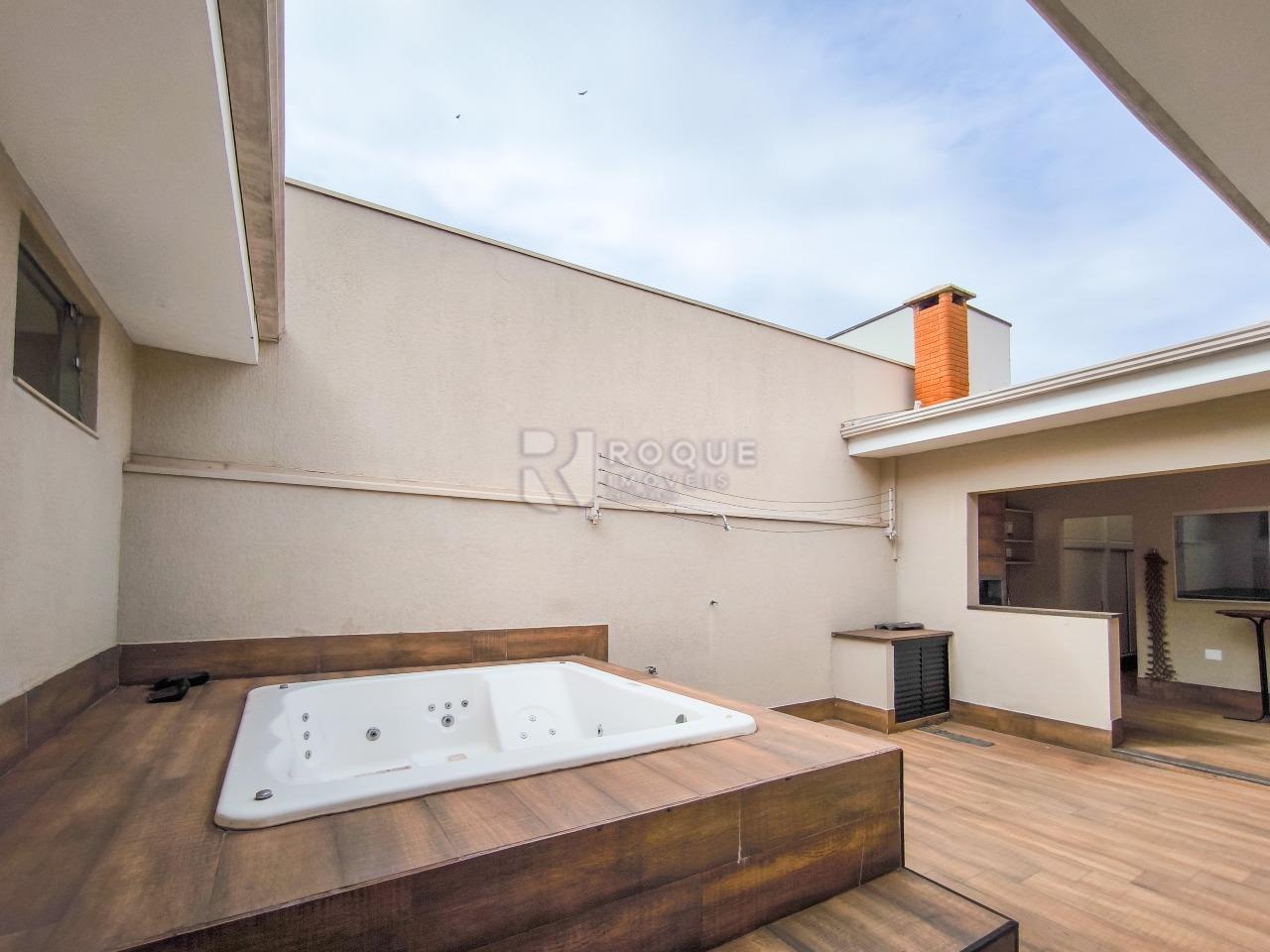 Casa em condomínio à venda no bairro Parque Residencial Roland: BANHEIRA HIDRO MASSAGEM