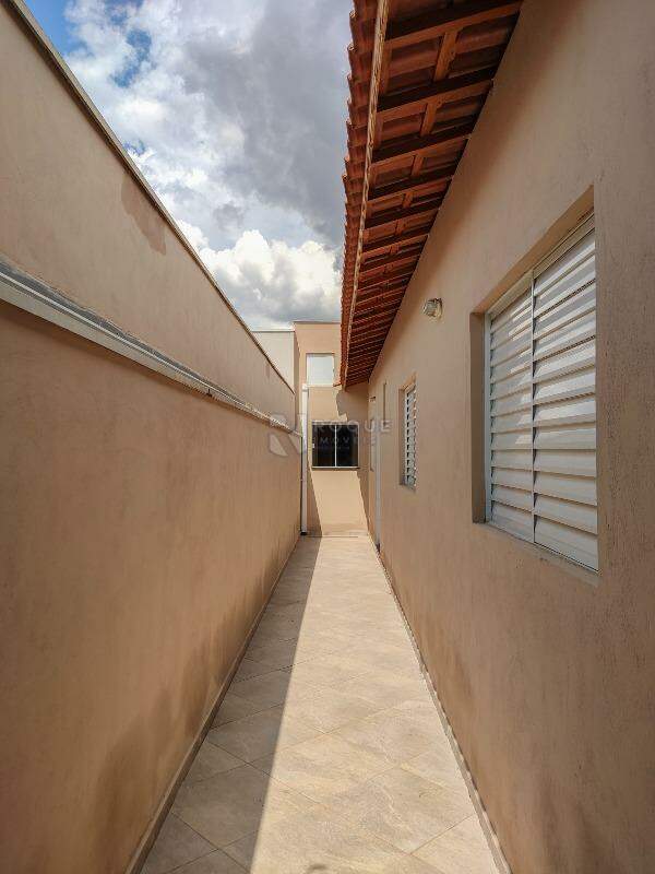 Casa Residencial para aluguel no bairro Villa Fior: Corredor 