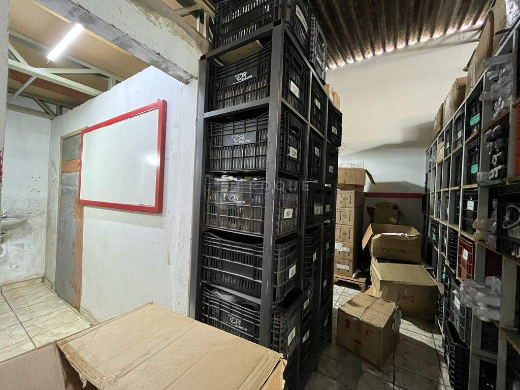 Salão à venda no bairro Jardim Aguas da Serra: FUNDOS
