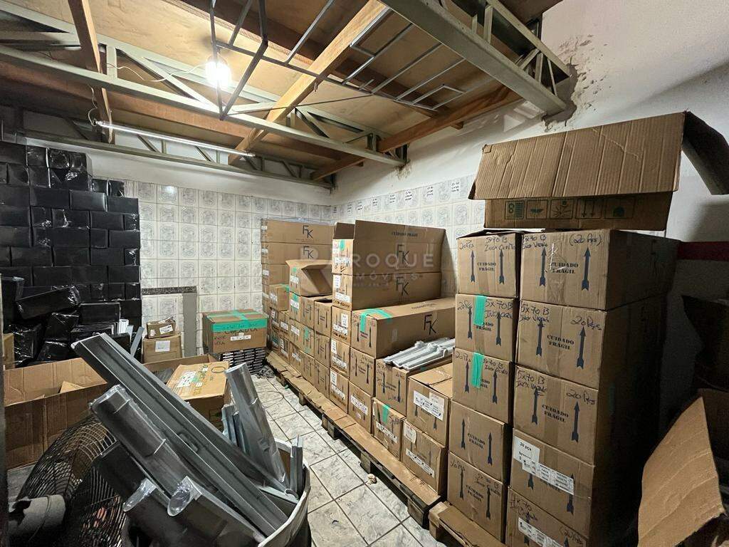 Salão à venda no bairro Jardim Aguas da Serra: FUNDOS