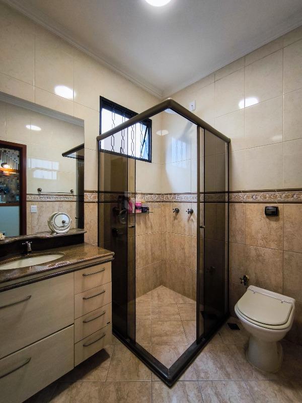 Casa em condomínio à venda no bairro Jardim Residencial Alto Da Capela: WC SUÍTE 2