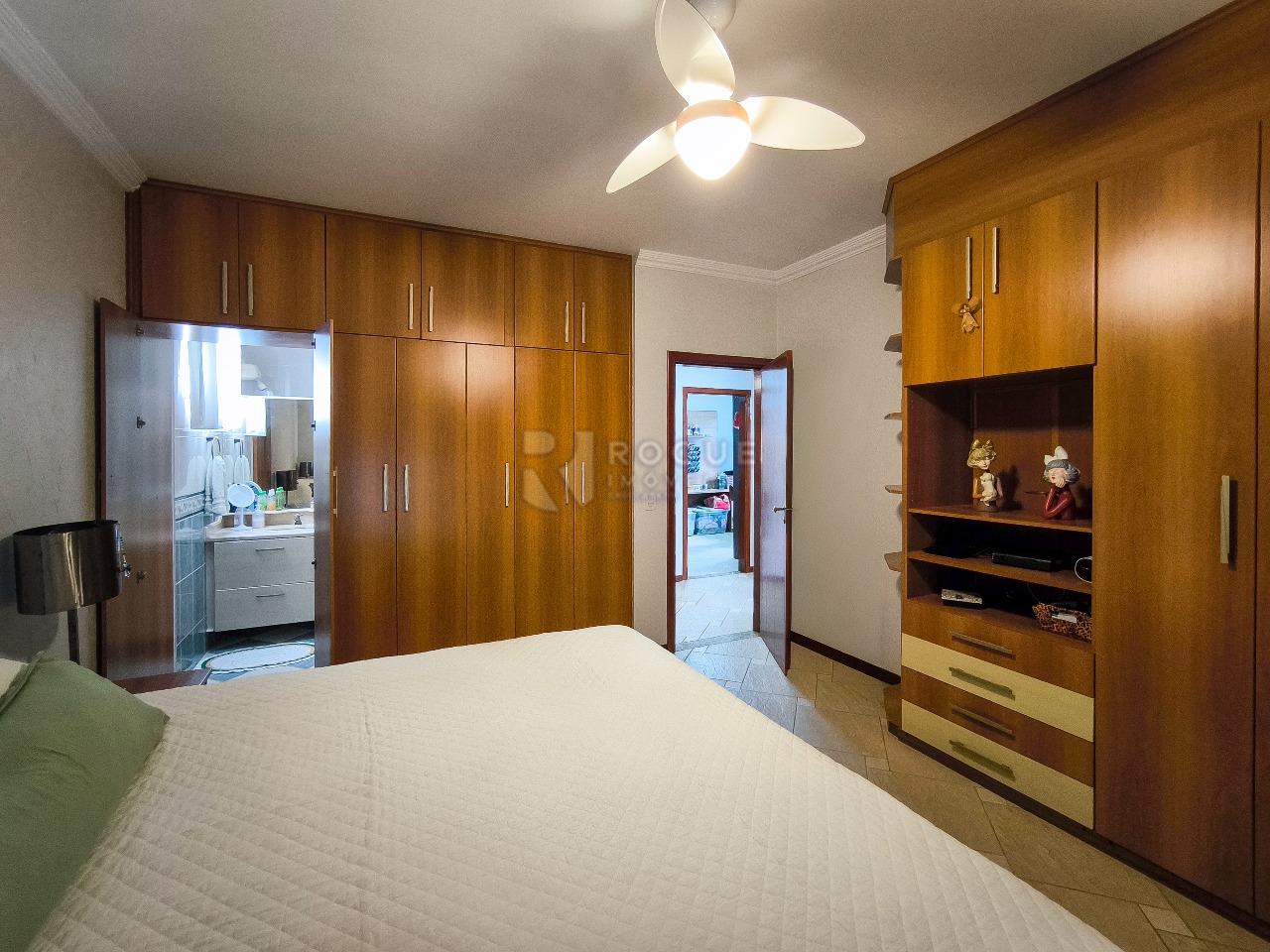 Casa em condomínio à venda no bairro Jardim Residencial Alto Da Capela: SUÍTE 1