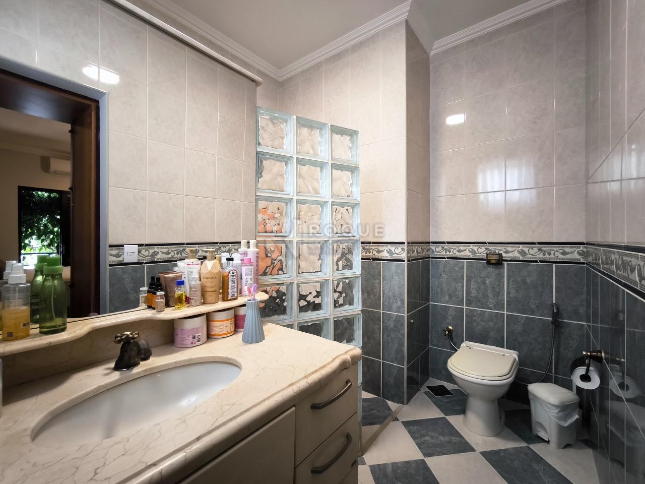 Casa em condomínio à venda no bairro Jardim Residencial Alto Da Capela: WC SUÍTE 1