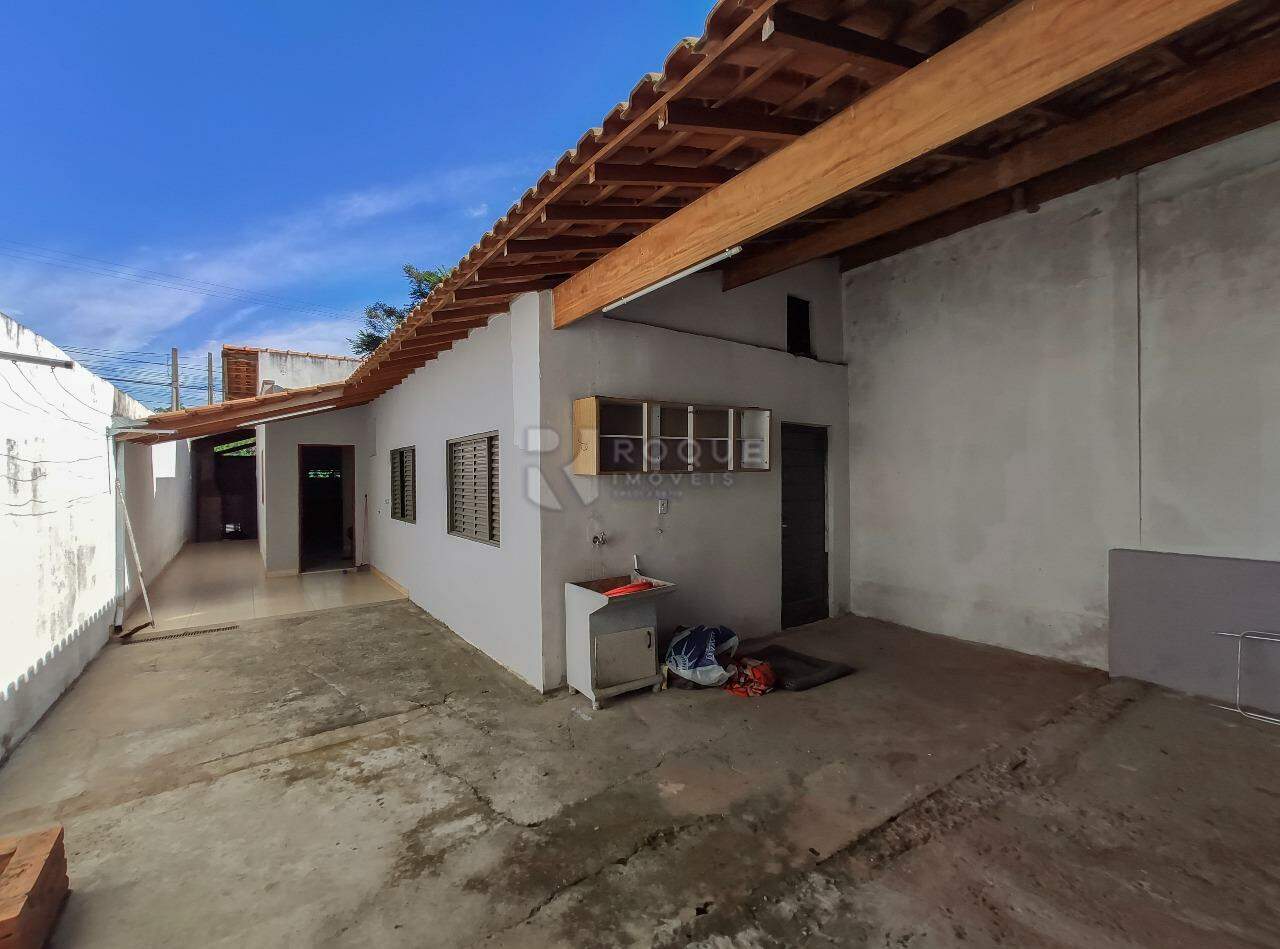 Casa Residencial para aluguel no bairro Jardim Lagoa Nova: Fundo / Área de serviço