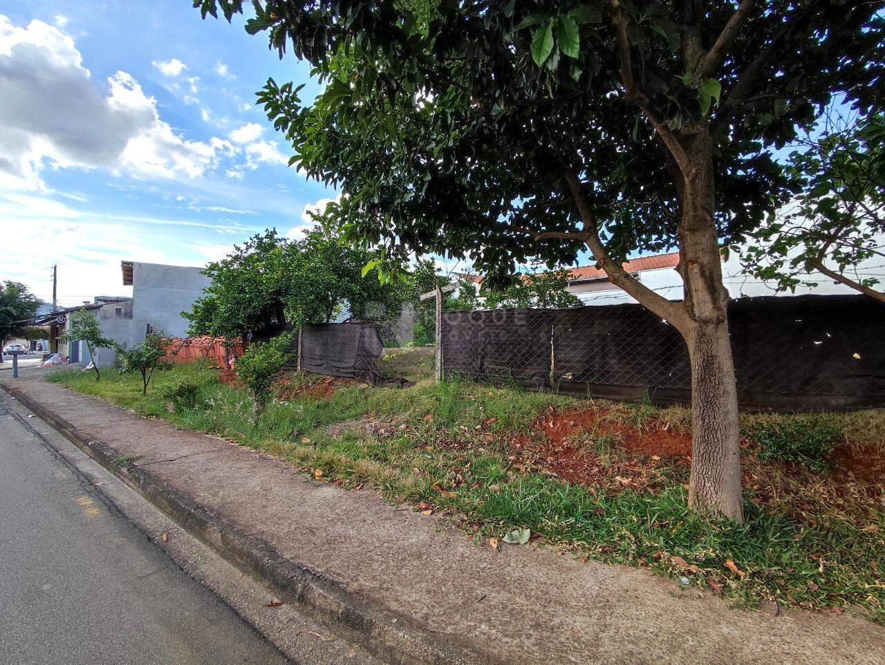 Terreno à venda no bairro Jardim Santa Adélia: 