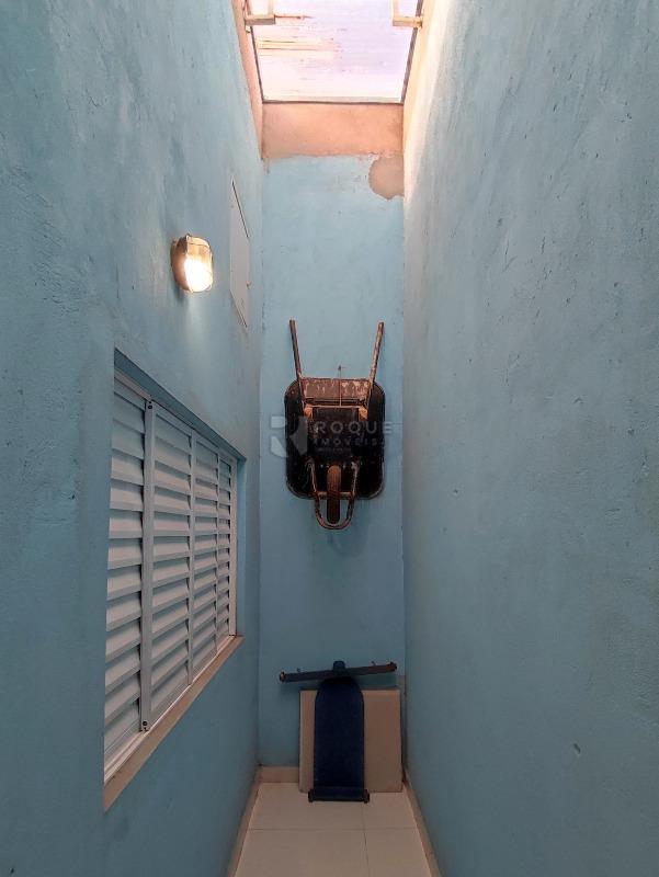 Casa Residencial à venda no bairro Jardim da Graminha: CORREDOR FUNDOS