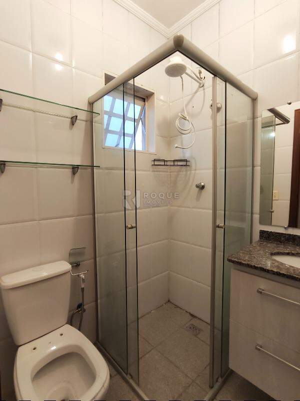 Casa em condomínio para aluguel no bairro Jardim Nossa Senhora de Fátima: WC Suíte 2° andar