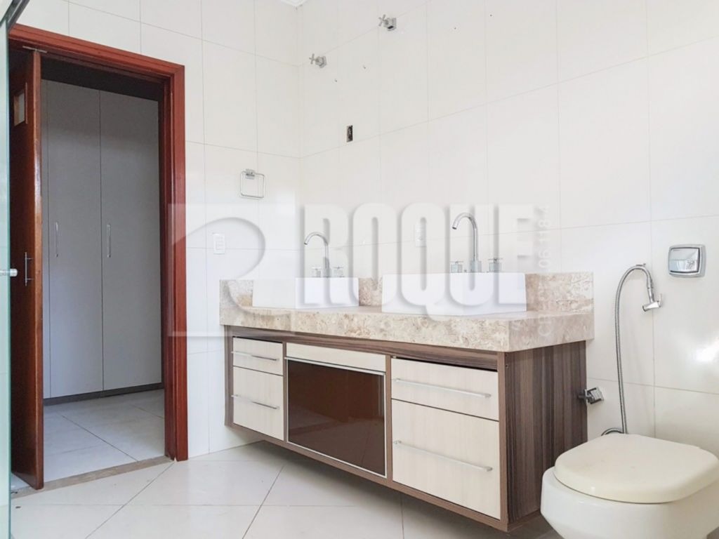 Casa Residencial à venda no bairro Jardim Gustavo Pecinini: Banheiro suíte