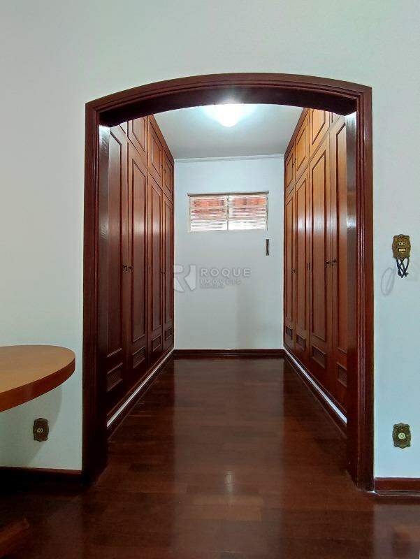 Casa em condomínio à venda no bairro Jardim Itapoã: CLOSET SUÍTE MASTER