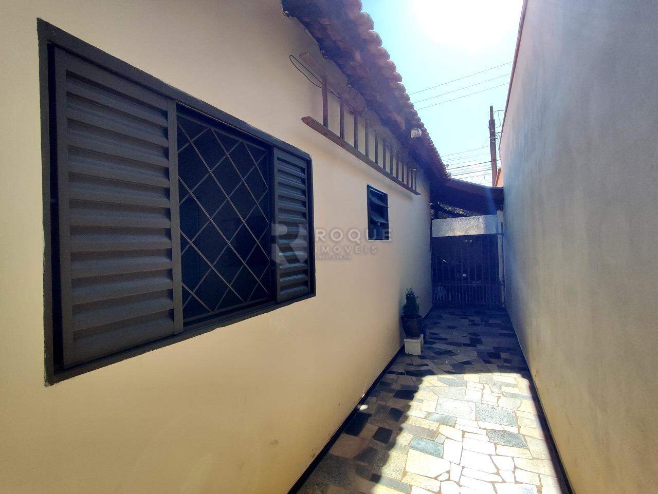 Casa Residencial à venda no bairro Jardim Residencial Graminha III: CORREDOR LATERAL