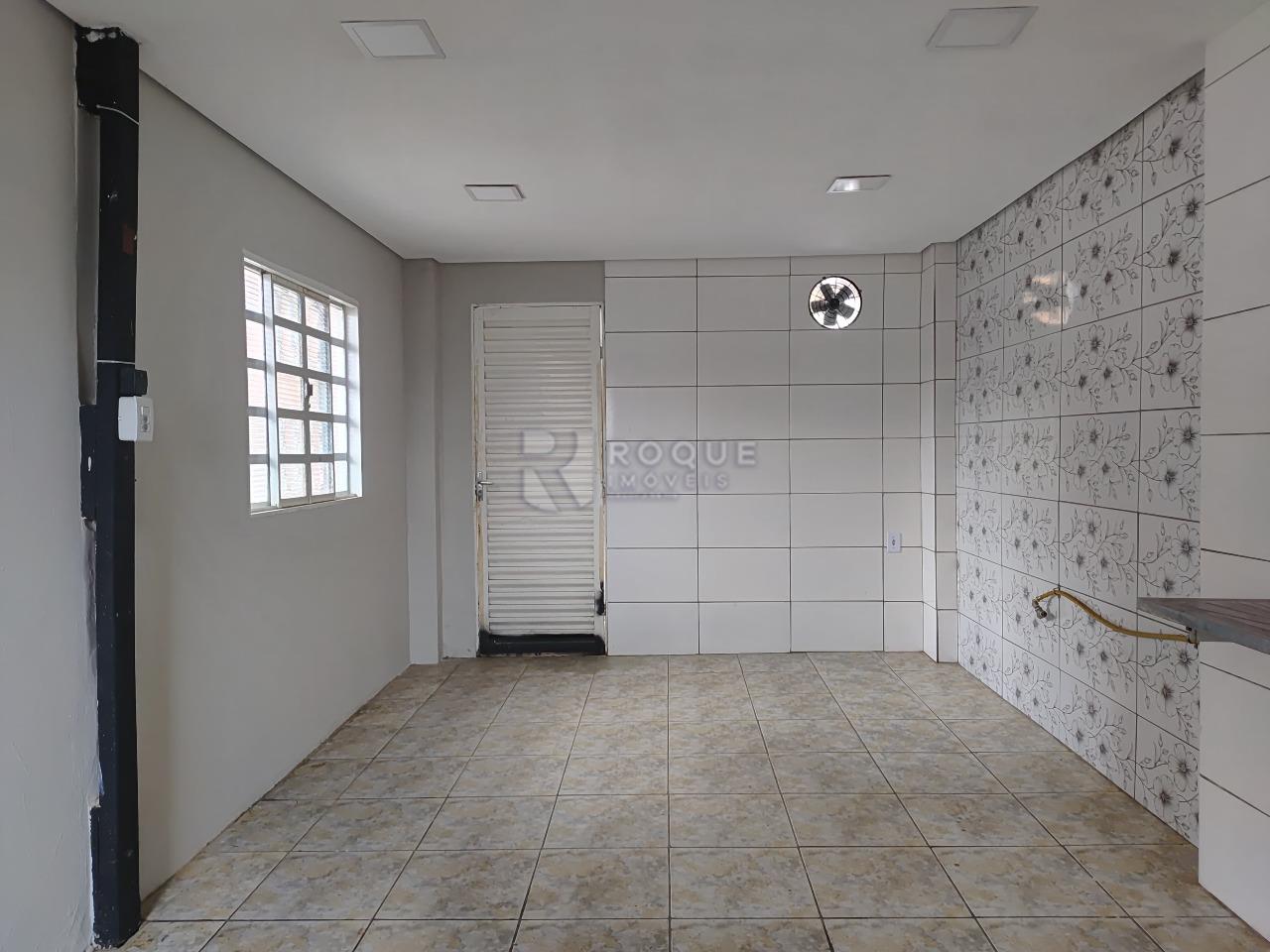 Casa Residencial para aluguel no bairro Vila Esteves: Cozinha fundos