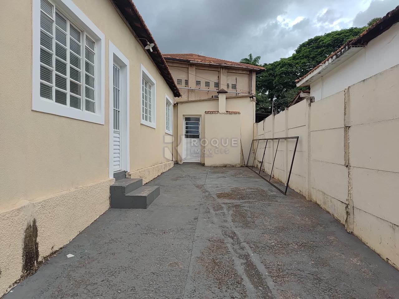Casa Residencial para aluguel no bairro Vila Esteves: Garagem