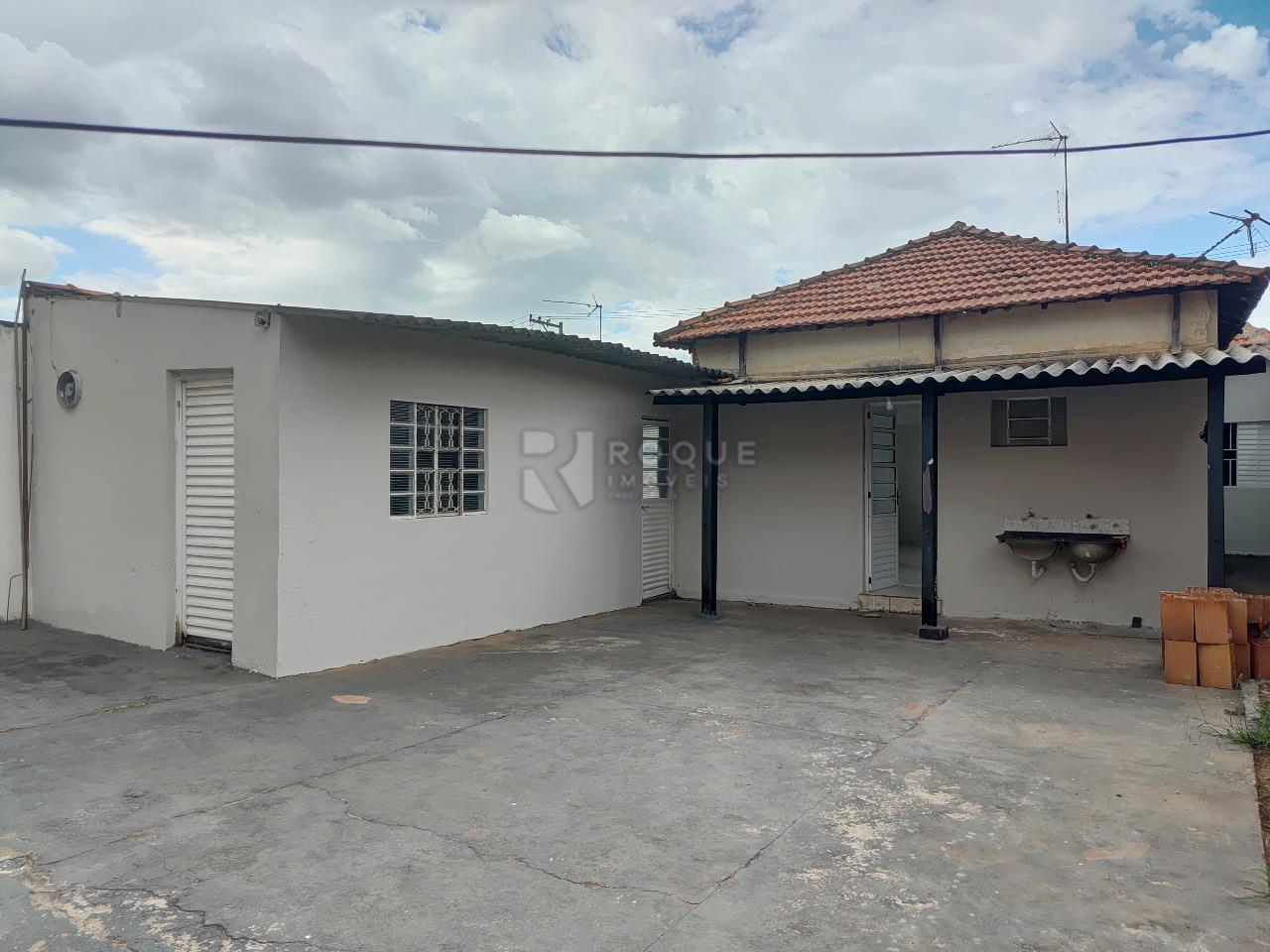 Casa Residencial para aluguel no bairro Vila Esteves: Fundos