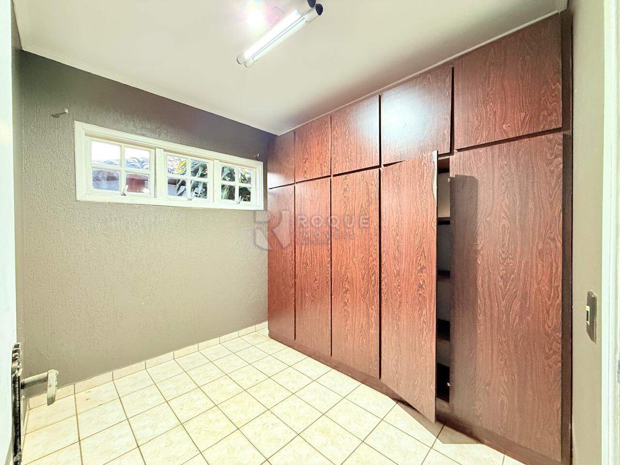 Casa em condomínio para aluguel no bairro Jardim Residencial Monsenhor Rossi: Dormitório Fundos