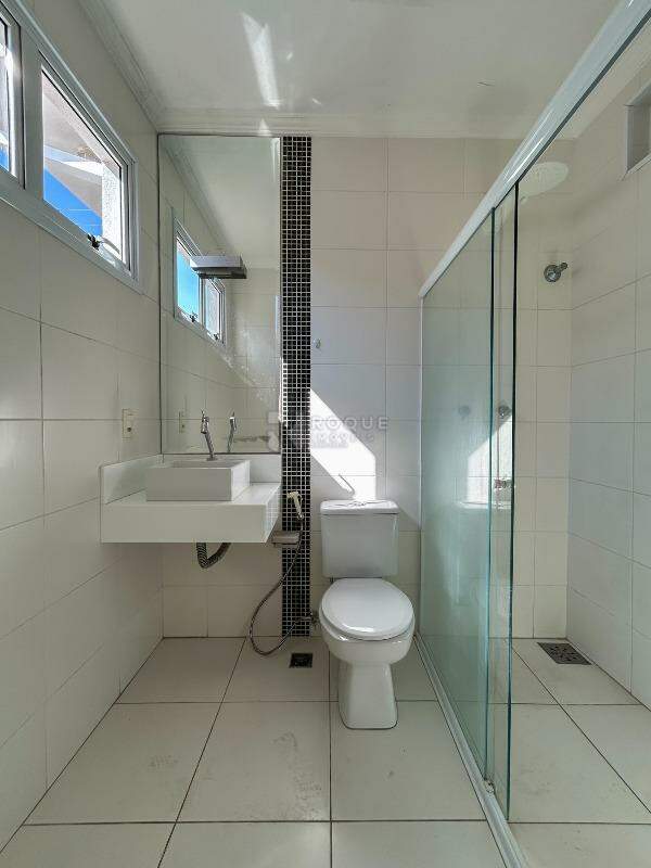 Casa Residencial para aluguel no bairro Vila Claudia: WC suíte