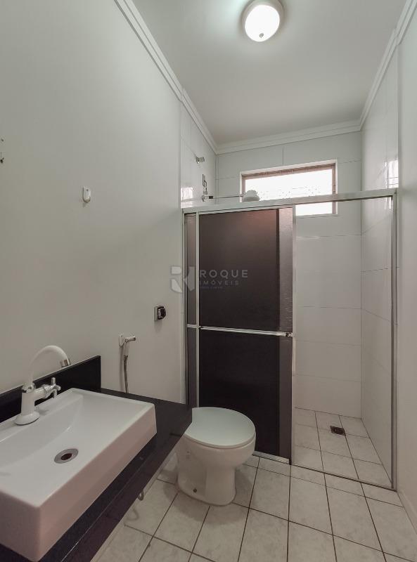 Casa Residencial para aluguel no bairro Vila Claudia: WC fundo 