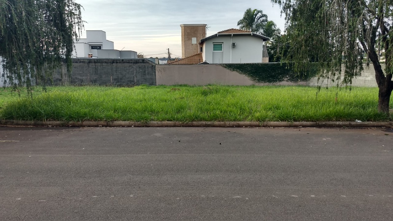 Terreno à venda no bairro Parque Residencial Roland: 