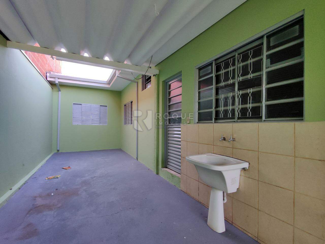Casa Residencial à venda no bairro Jardim Residencial Regina Bastelli: ÁREA DE SERVIÇO