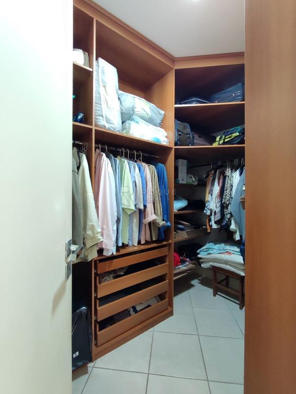 Casa em condomínio à venda no bairro Jardim Residencial Alto Da Capela: CLOSET