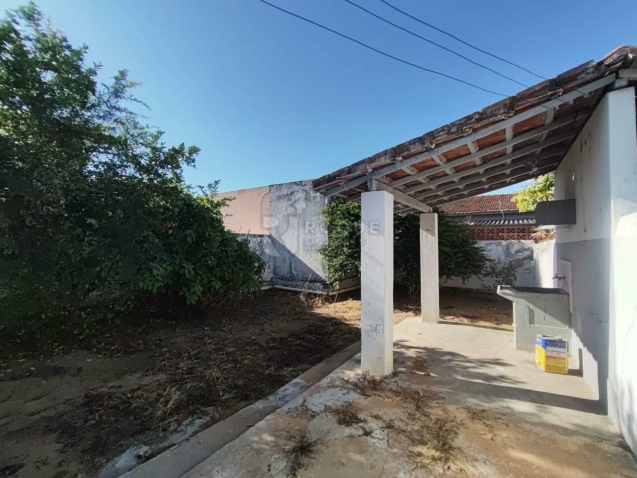 Casa Residencial para aluguel no bairro Vila Queiroz: Fundos