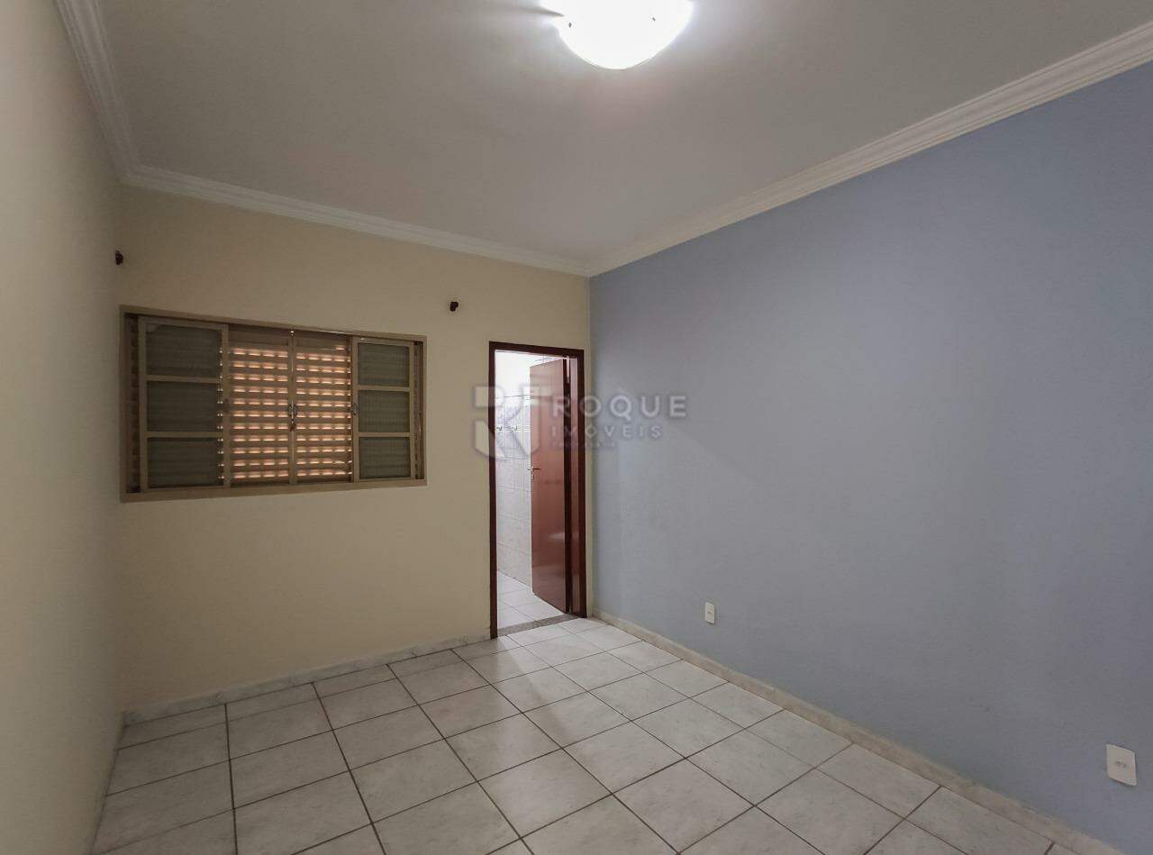 Casa Residencial para aluguel no bairro Jardim Ipanema: Dormitório 2 suíte 